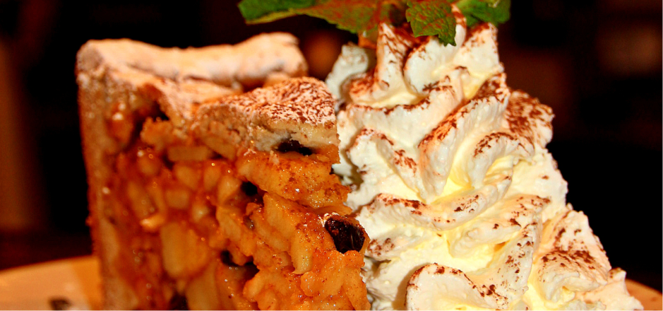 Huisgemaakte appeltaart met verse slagroom bij Lunchcafé Bozz